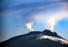 意大利埃特納火山雙火山口噴發白煙繚繞