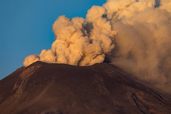 墨西哥波波卡特佩特火山持續噴發