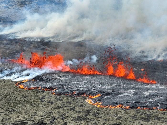 冰島首都附近一火山噴發 滾滾巖漿涌出