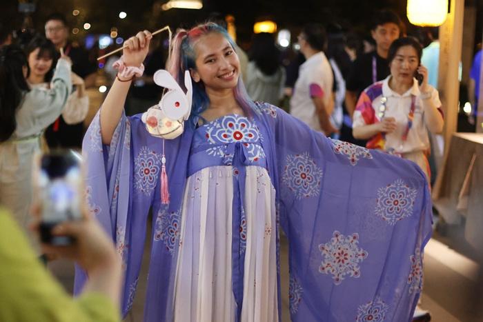 中外運(yùn)動(dòng)員亞運(yùn)村里歡樂過中秋