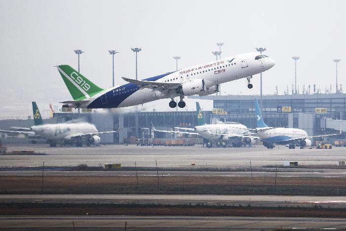 國產(chǎn)C919及ARJ21飛機(jī)從上海起飛首訪香港