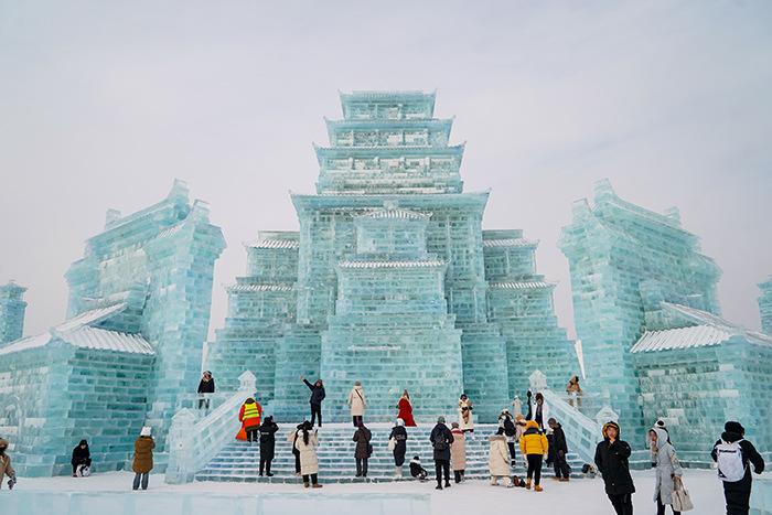 進(jìn)入“冰雪奇緣”時空 打卡哈爾濱冰雪大世界