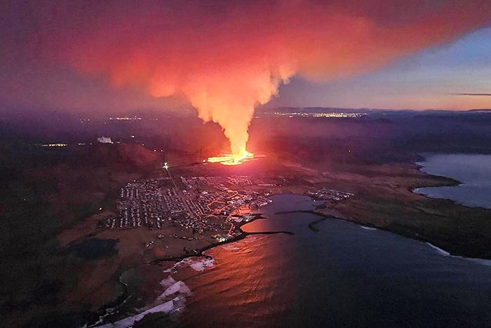 冰島火山在城鎮附近噴發