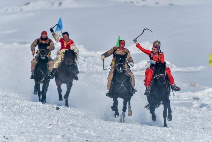 烏魯木齊山區舉辦雪地賽馬挑戰賽