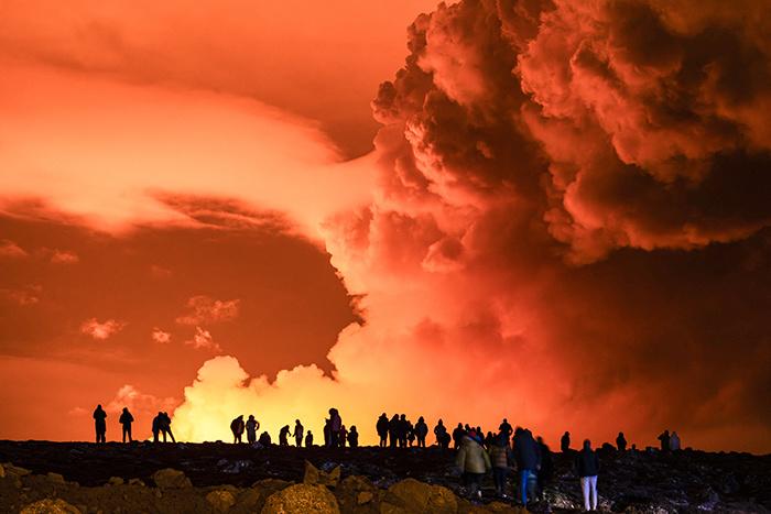 冰島火山噴發 巖漿映紅夜空