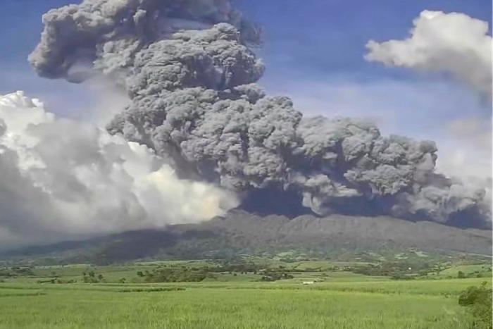 菲律賓坎拉翁火山噴發 巨型火山灰柱直沖云霄