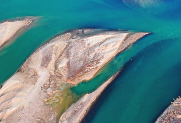 黃河濕地碧綠如墨 似翡翠鑲嵌大地