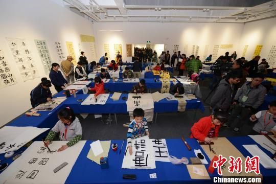 湖南首屆中小學生書法大賽開賽 眾小選手現場潑墨